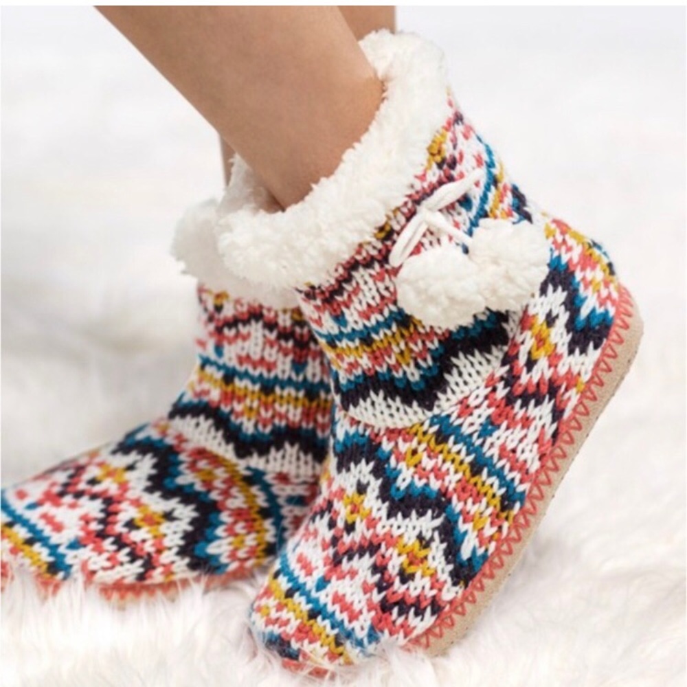 LAST PAIR: Hand knitted women’s comfy soft faux Sherpa lined Pom slipper boots